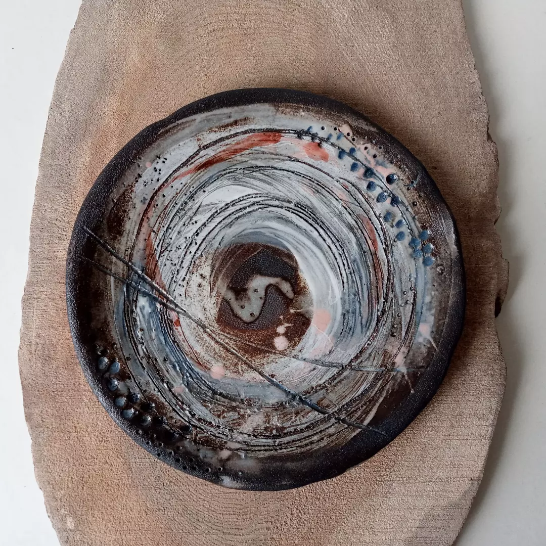 Plate with sand imprinted